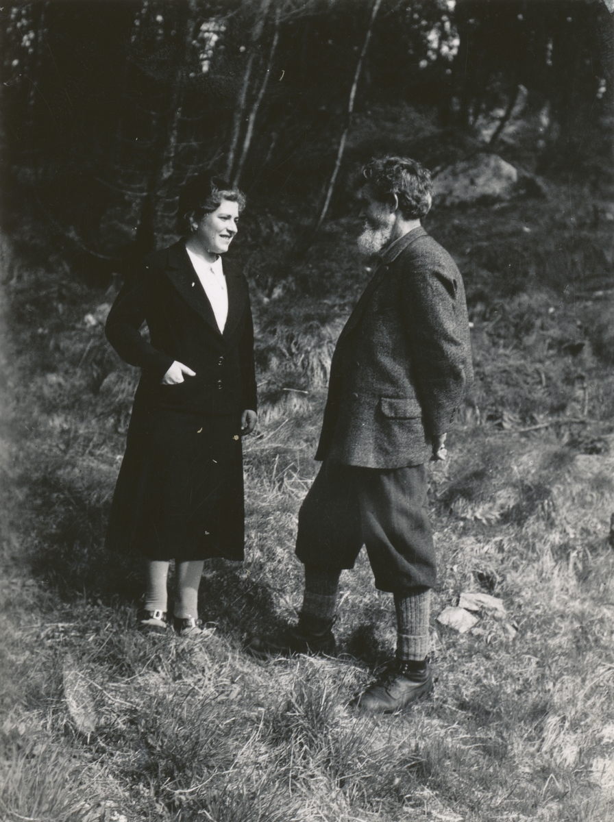 Ingvald Skjeldrup og ei kvinne står ved et skogholt og ser på hverandre.