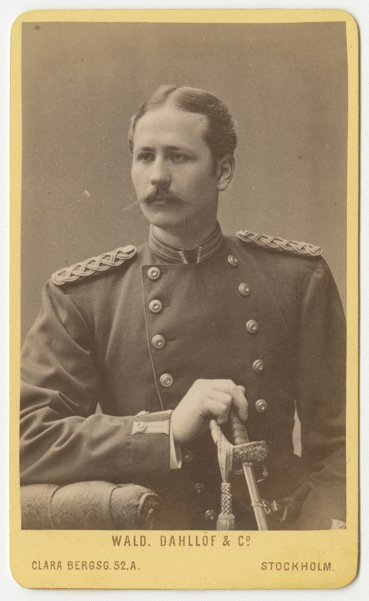 Porträtt av Frans Oskar Bergqvist, officer vid Närkes regemente I 21.

Se även bild AMA.0006885, AMA.0006896 och AMA.0006908.