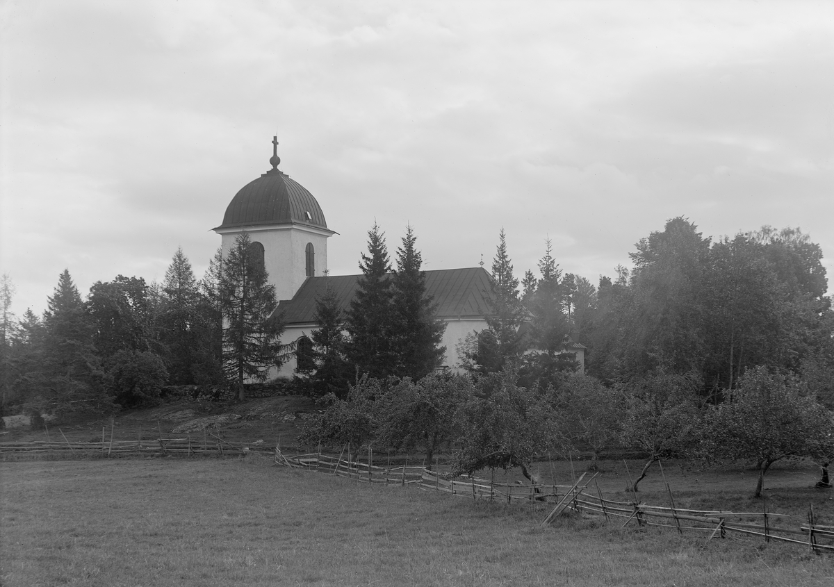 I äldre tider låg en del av Östra Husby socken norr om Bråviken. För att invånarna i den delen skulle slippa den tidvis besvärliga vägen till sockenkyrkan, tillkom ett kapell i början av 1600-talet. Kort därefter skapades Kvarsebo socken som ett annex till Lunda i Södermanland, som därav kom att höra till Strängnäs stift. Socknen blev inte östgötsk förrän den överfördes till Linköpings stift 1952.
Kyrkan på bilden är en senare skapelse. Den äldre kyrkobyggnaden förföll alltmer under 1700-talet och mot seklets slut ansågs den vara utom räddning. Ritningarna till en ny tilltänkt kyrka godkändes av Gustaf III den 3 december 1781. Av olika skäl kom arbetena emellertid igång först 1807. En första gudstjänst kunde hållas vid julottan 1808, men fullt färdig stod hon inte förrän 1813.