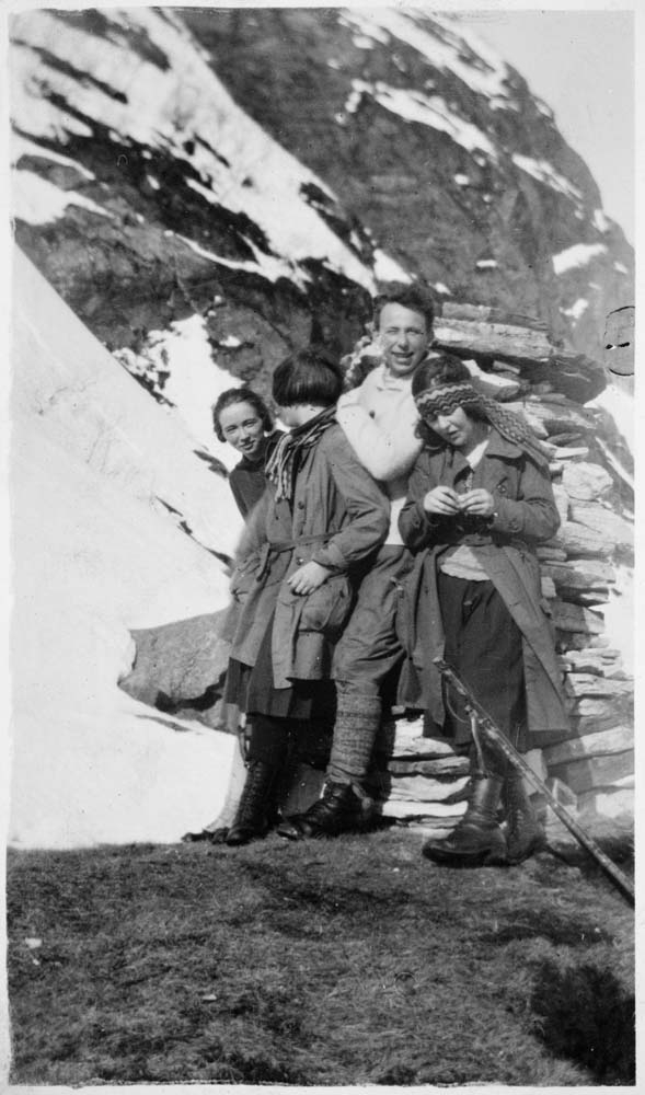 Fire personer på skitur. Mannen er Gunnar Wikborg Vik. Antatt Litlfjellet eller Storfjellet ved Øyfjellet.