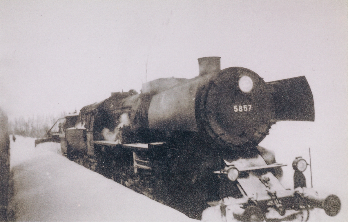 Kryssing på Sefrivatn stasjon. Utsikt fra lokomotivet. Møtende snøryddingstog trekkes av damplokomotiv type 63a nr. 5857.