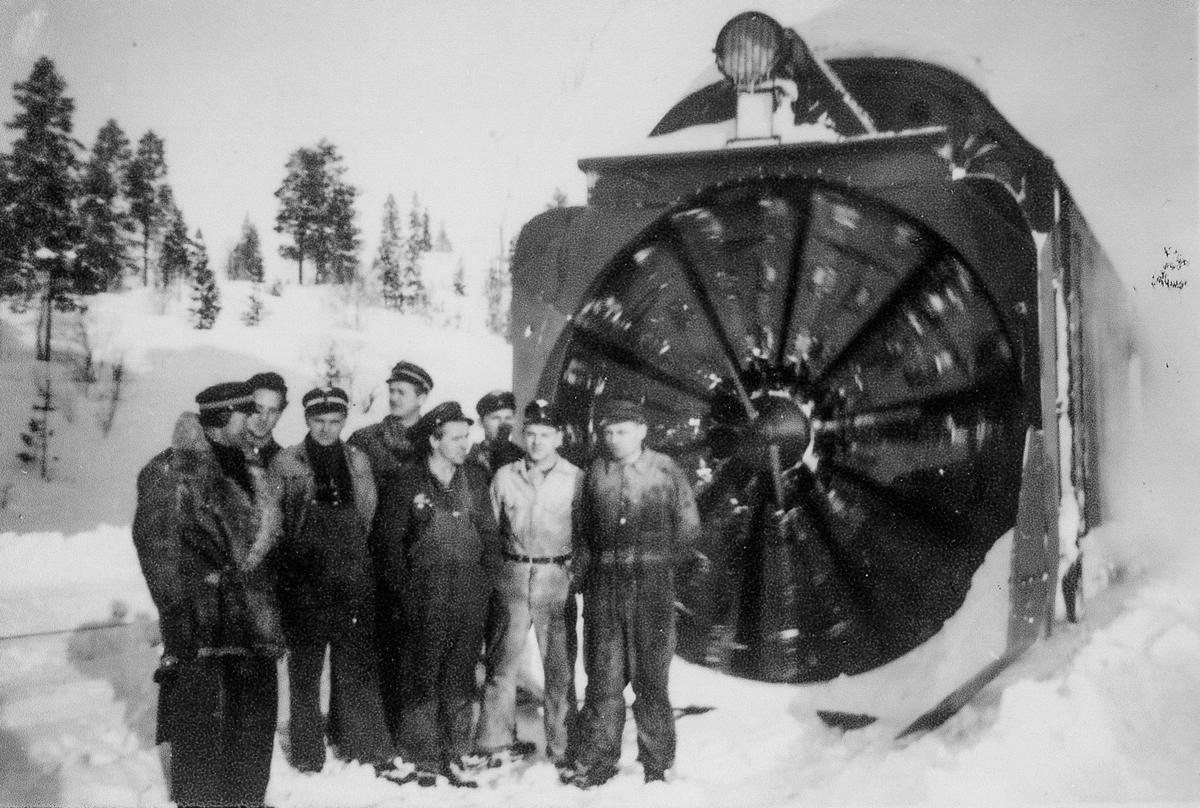 Lokomotivpersonale foran roterende snøplog type III et sted på Nordlandsbanen.