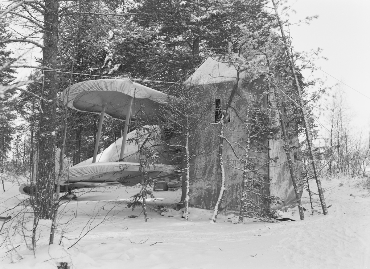 Flygplan i flygplanvärn vid Svenska frivilligkåren i Finland, F 19. Vy från sidan, flygplanet placerat i skyddshus "Modell Englund"
