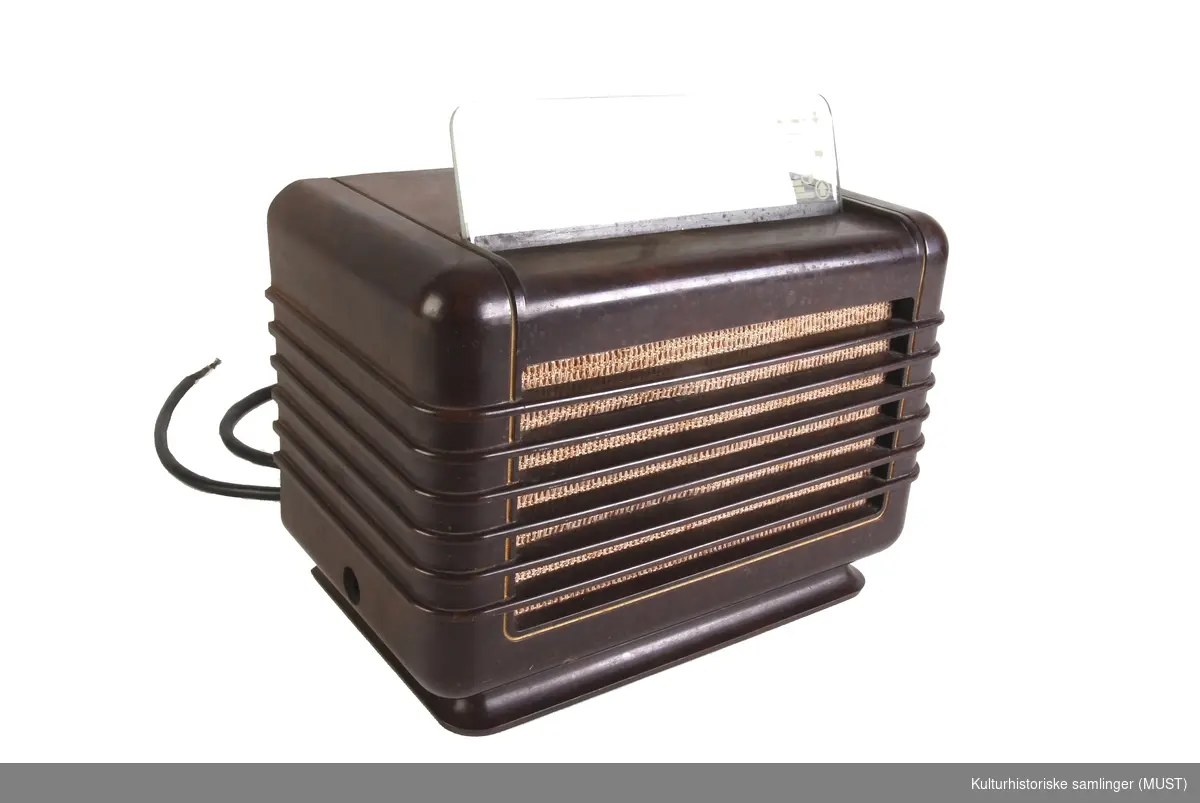 Rektangulær kompakt radio med skrå glassplate, hvor stasjoner kan avleses. Stikkontakt