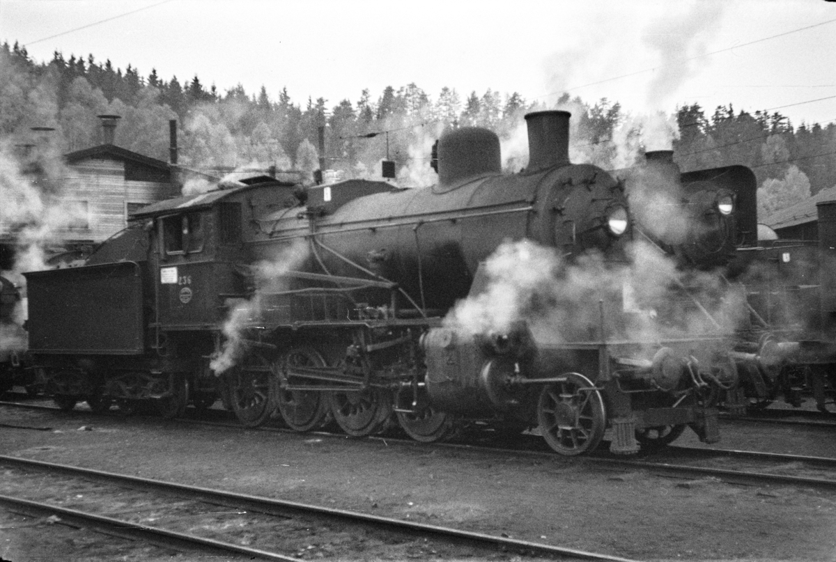 Damplokomotiv type 24b nr. 236 ved lokomotivstallen på Hønefoss stasjon.