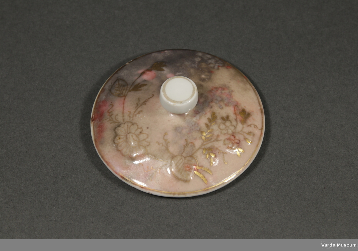 Lokk i porselen, en av 26 deler i et pomorservise.