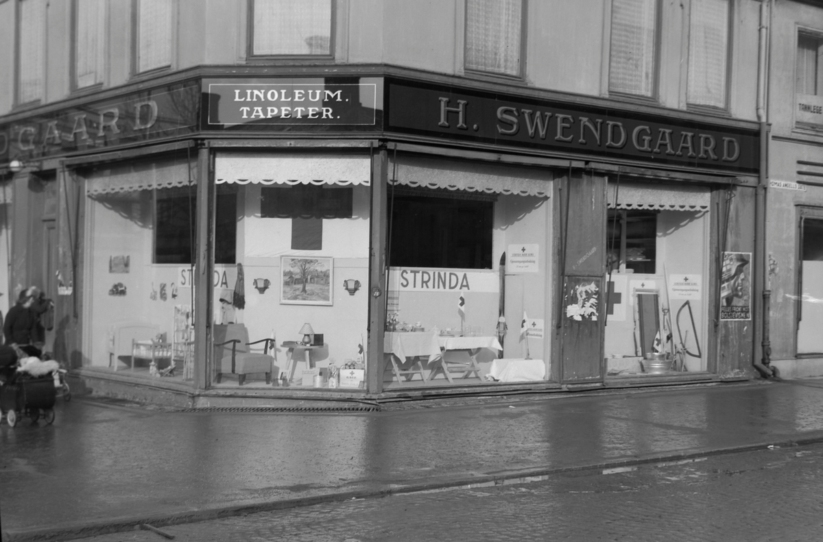 Strinda Røde Kors - utstilling i vinduer hos H. Swendgaard