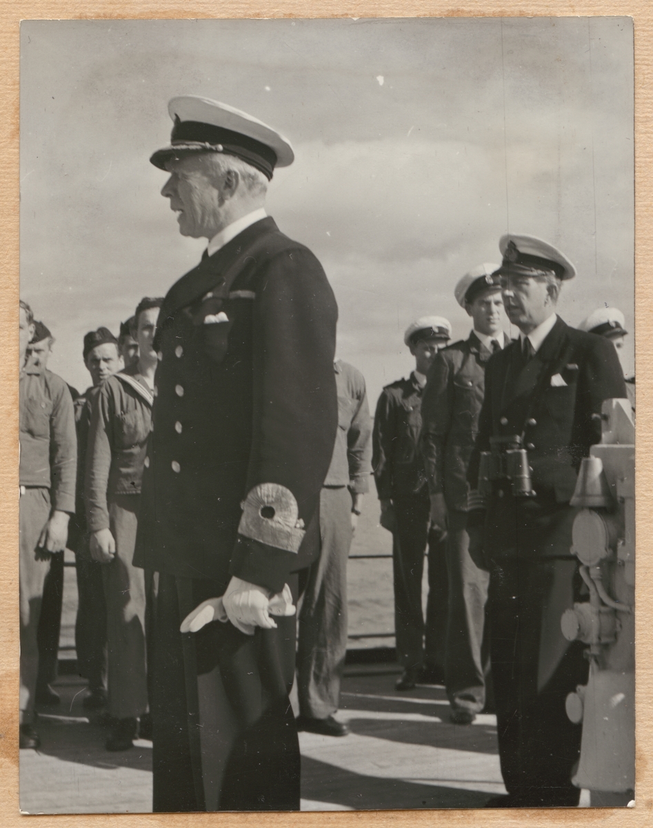 Chefen för marinen viceamiral Strömbeck inspekterar Fylgia. Manskapet har tagit uppställning på däck.
