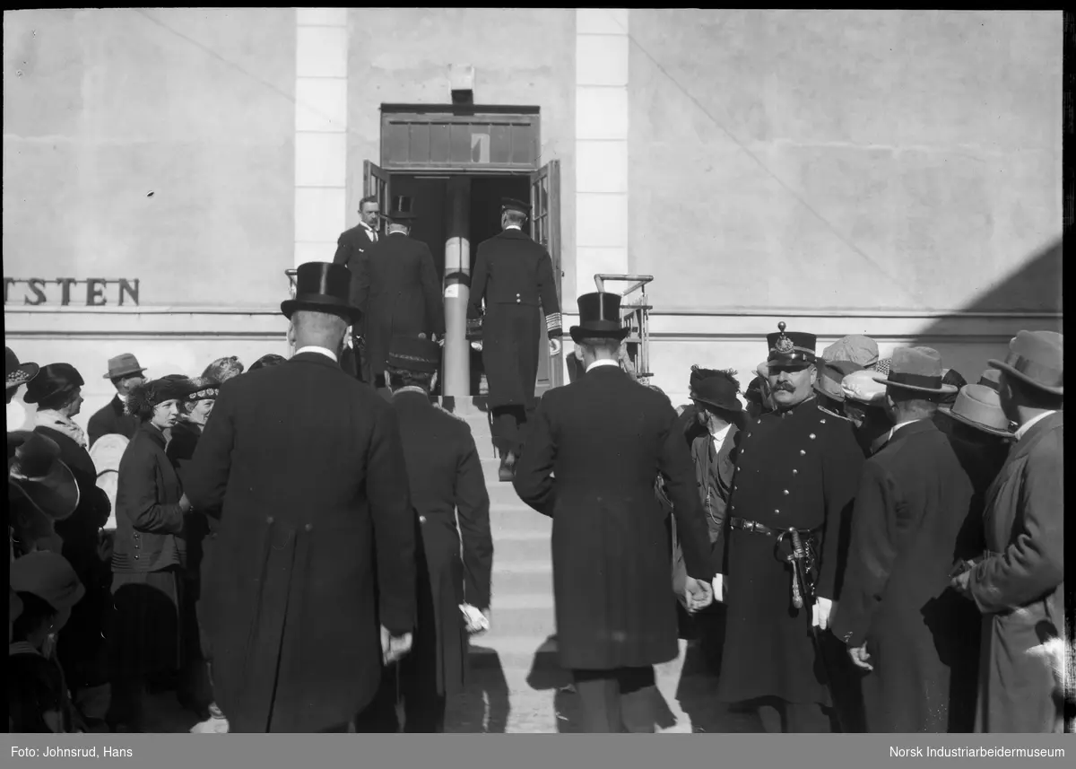 Åpning av fylkesutstillingen 1922 med besøk av Kong Haakon VII. Kongen er på vei inn i bygning.