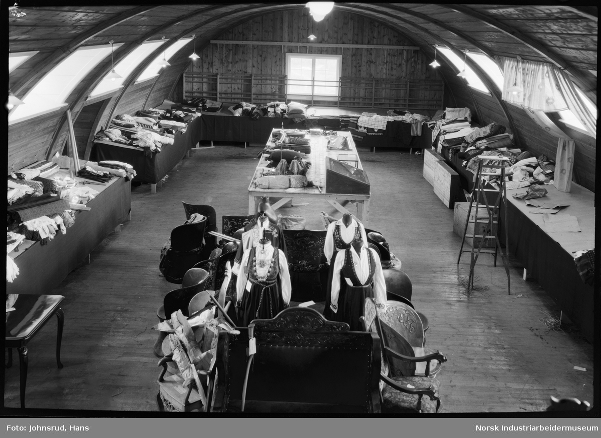 Fylkesutstillingen 1922. Utstillingslokale for tekstiler. Bunader på utstillingsdukker midt i rommet.