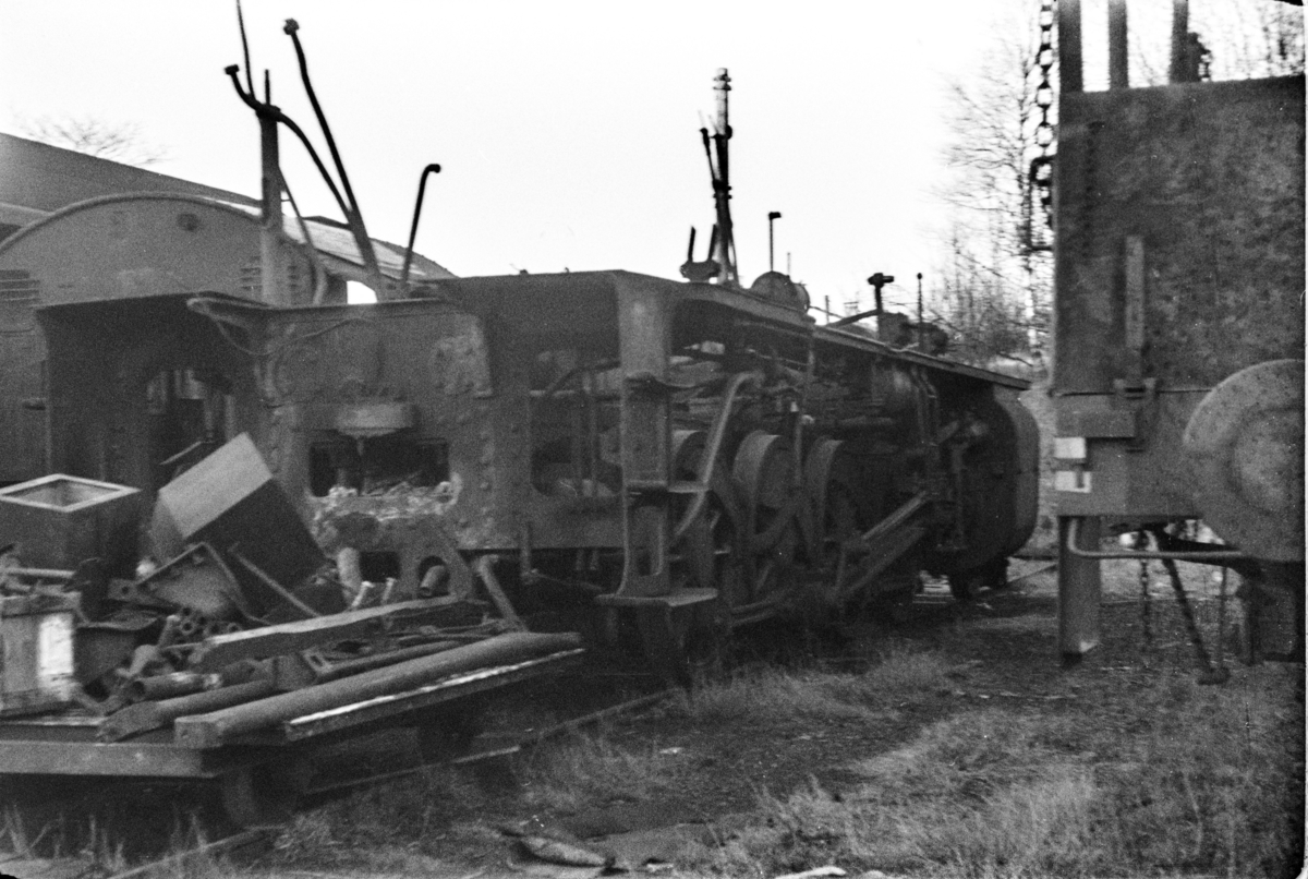 Utrangert damplokomotiv type 33a nr. 299 under opphugging på Kronstad verksted ved Bergen.