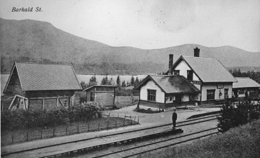 Barkald stasjon, Nils Holland stasjonsmester fra 1914. 