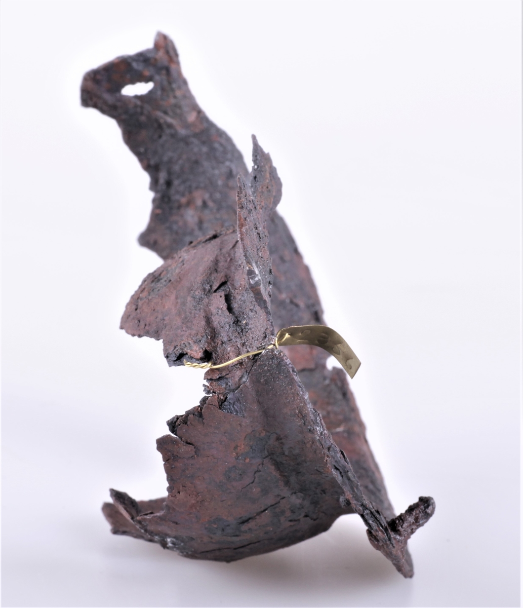 Stykke av skjoldbule av jern av typen R. 562. Fra vikingtid , funnet på Gile 1909.