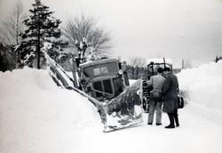 Brøytebil med spissplog og sideplog ved Gjerstad ca 1952