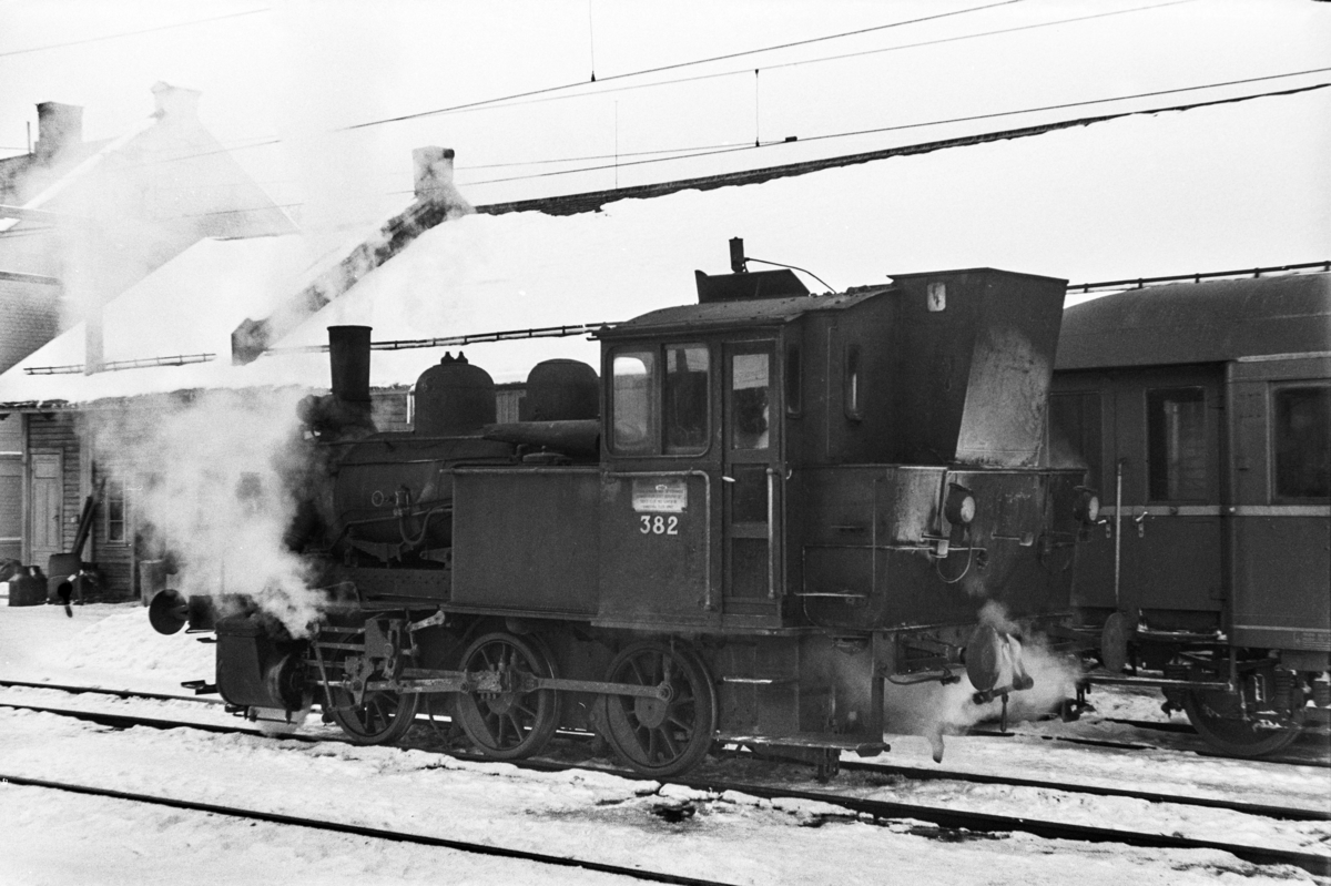 Damplokomotiv type 25c nr. 382 i skiftetjeneste på Hamar stasjon.