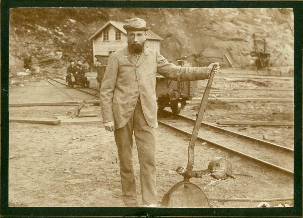 Sylfest Hagen som ekspeditør på Sulitjelmabanen. Bildet er tatt på Hellarmo stasjon.