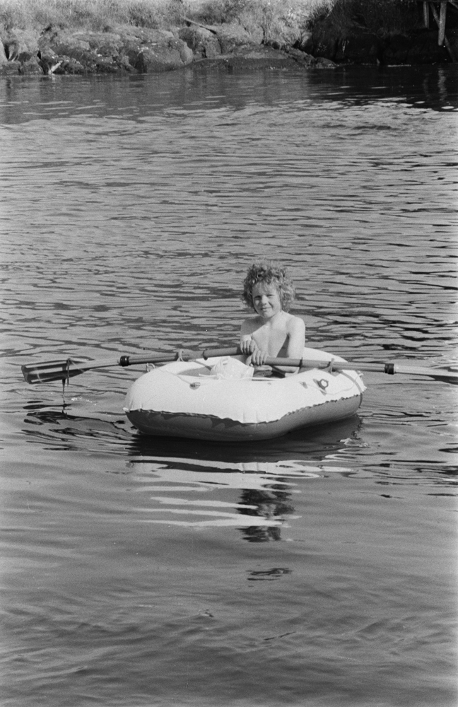 Barn i gummibåt i Husvær.