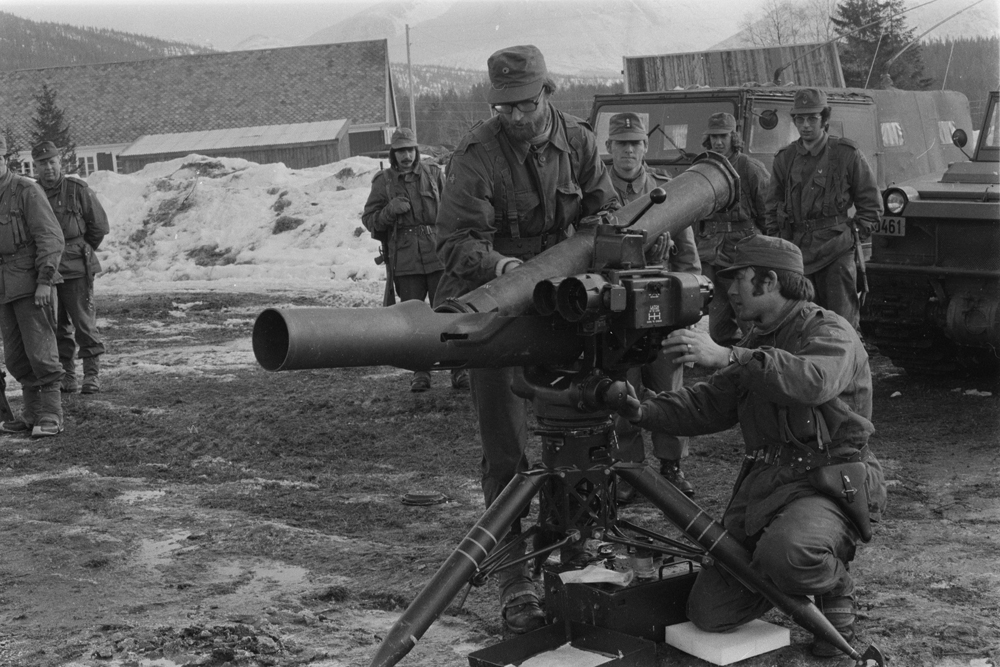 Repetisjonsøvelse på Drevjamoen. 
Soldater blir instruert i bruk av BGM-Tow missilisystem. 
Bandvogn typen Volvo BV202N med registreringsnummer 60461