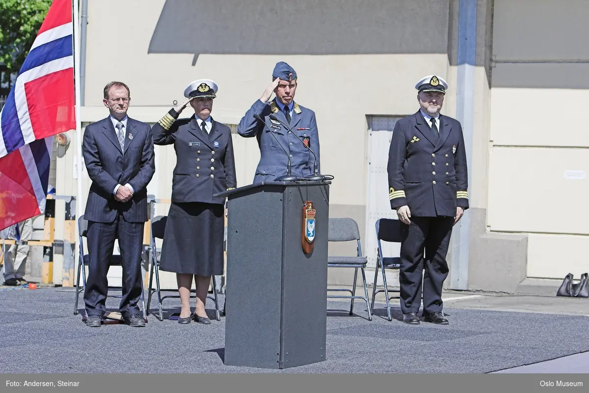 Politiker, militær, marine. forsvarsminister, forsvarssjef, uniform, talerstol, publikum, tilskuere, presse, media, korps, gaveoverrekkelse, parade, båt