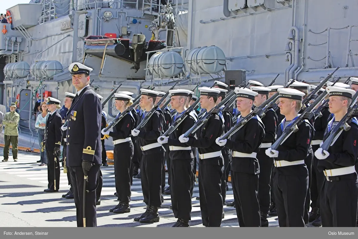 Politiker, militær, marine. forsvarsminister, forsvarssjef, uniform, talerstol, publikum, tilskuere, presse, media, korps, gaveoverrekkelse, parade, båt