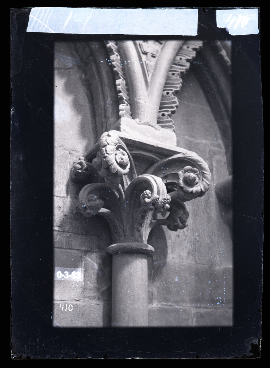 Kapitel og bueanfang i veggarkaden i oktogonen i Nidarosdomen. Fotografert etter restaurering.