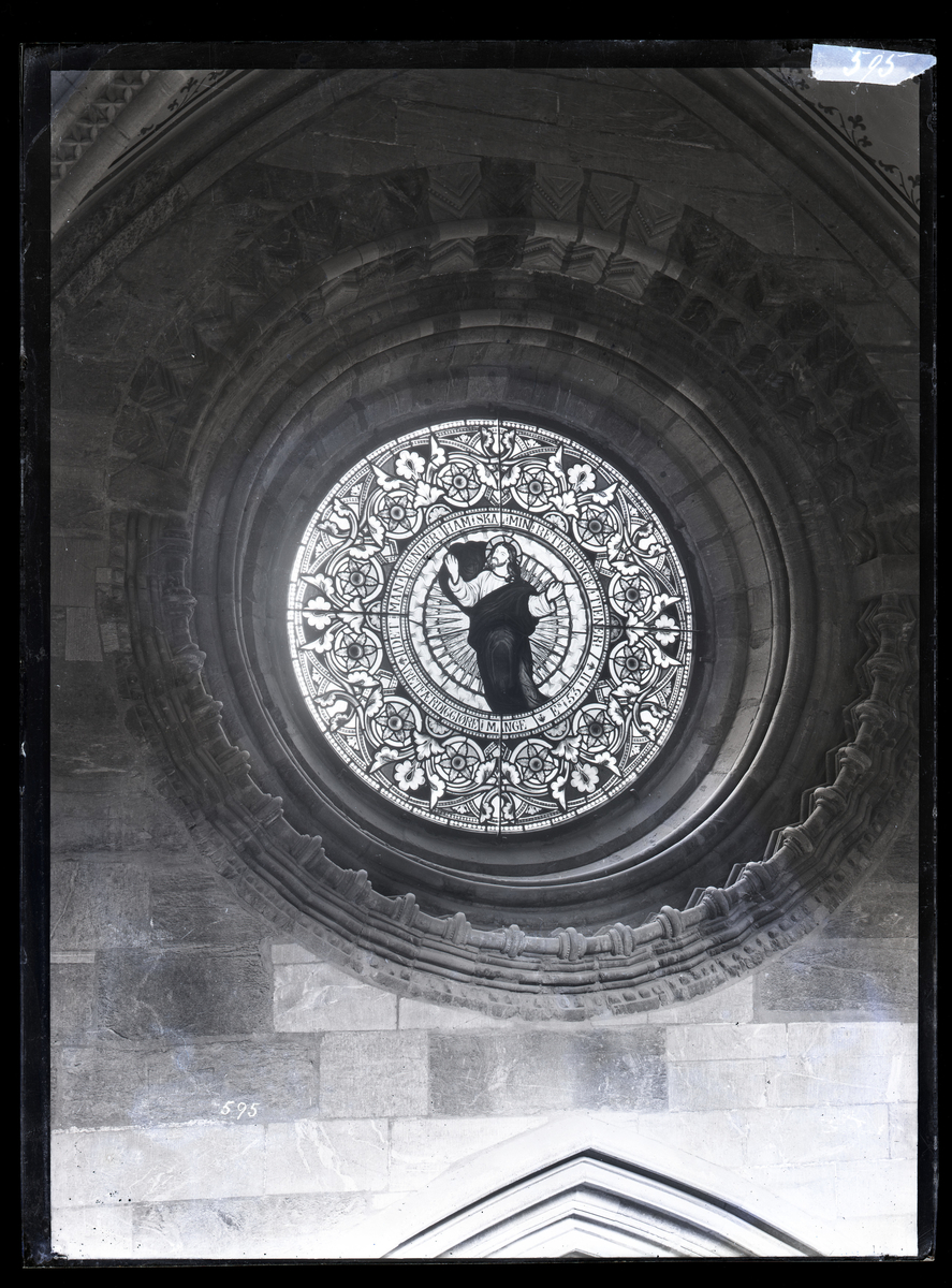 Kong Oscars gave. Glassmaleri over nordre portal (Davidsportalen) i koret i Nidarosdomen. Rundvindu med Jesus. Blyglassvinduene ble gitt i gave i 1889 etter kongens kroning i 1873. Vinduene er senere byttet ut.