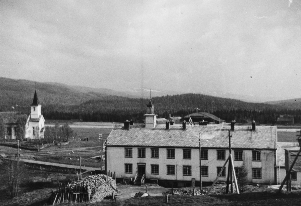 Det gamle kommunehuset i Hattfjelldal, kirka,flyplassen. (Brann ned i 29.05.1956)