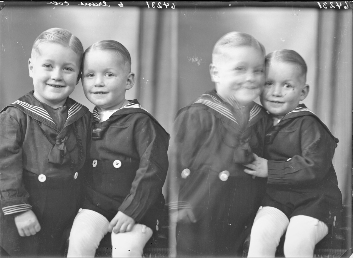 Gruppebilde. Familiegruppe på to. To unge lyshårede gutter i marineuniform med korte bukser og hvite sokker. Brødre. Bestilt av Magne Revheim. Solvang.