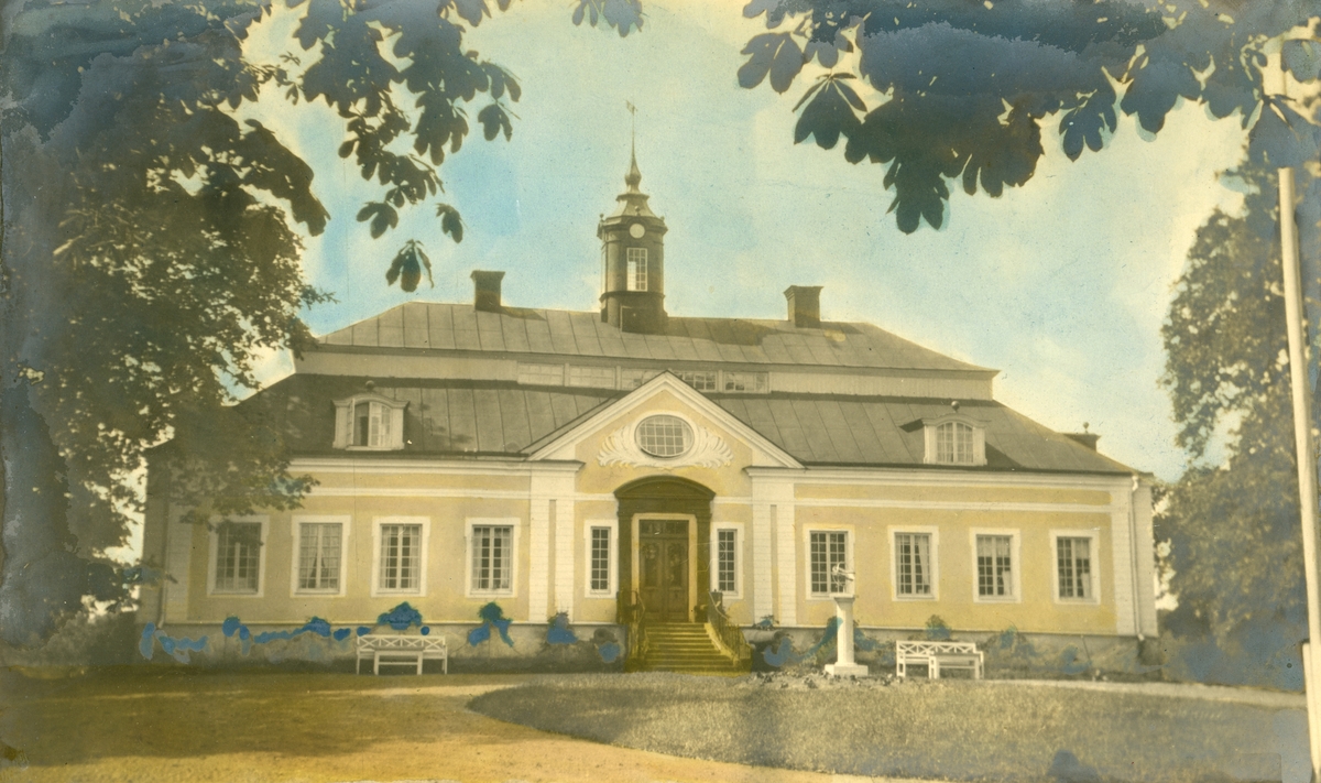 Kollorerad vy mot Lindenäs 1902. Samma år hade gården förvärvats av brukspatron Oscar Lundqvist. Här kom han att utveckla en framgångsrik avel på häst och nötkreatur.
