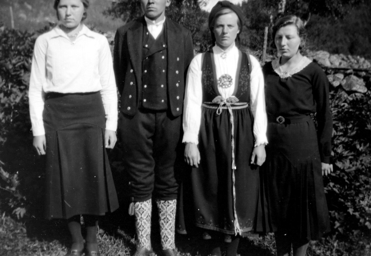 Fotoarkiv etter Aanund Olavson Edland. Utendørs portrett av Åshild Tverrås, Olav N. Berget, Tone Åsheim, og Anne Tverrås.