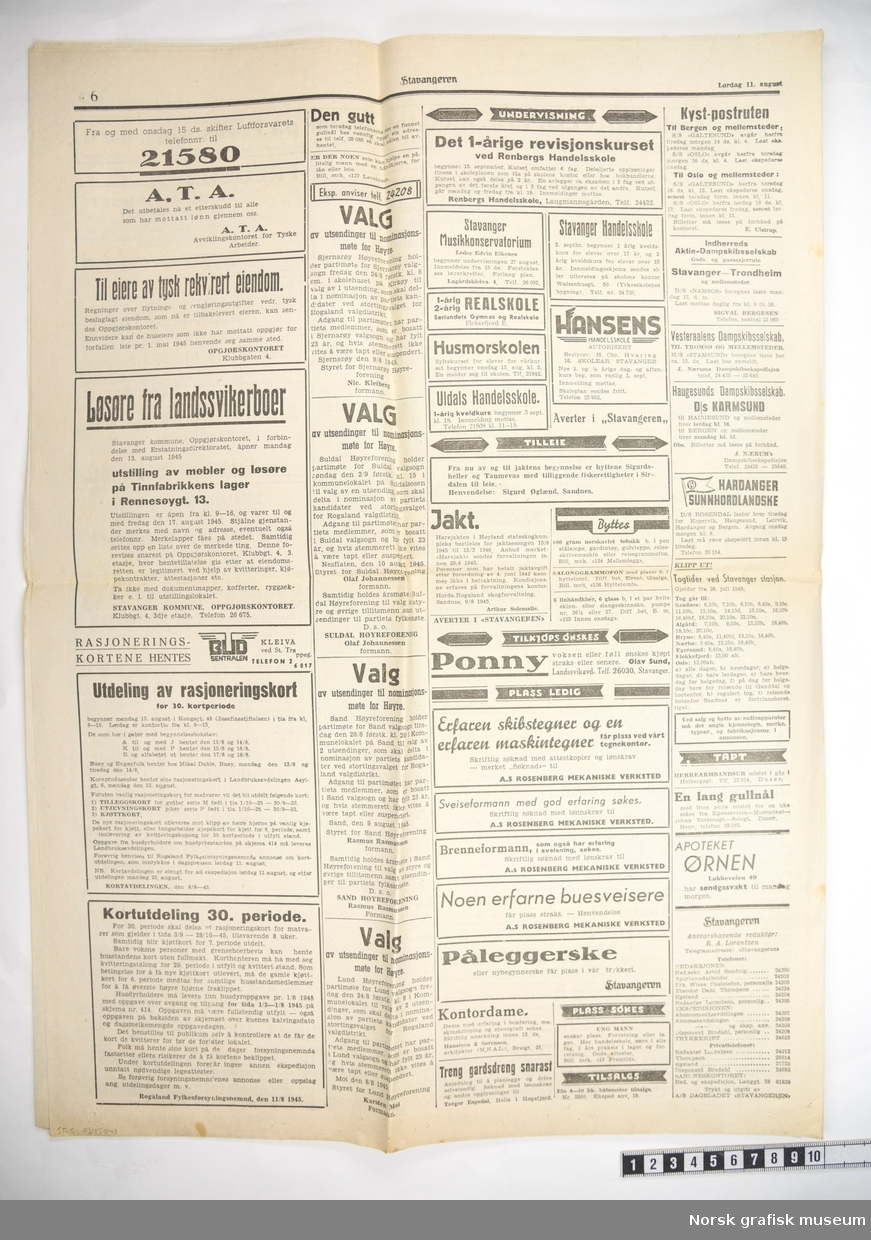 Eksemplar av avisen Stavangeren som omhandler den japanske kapitulasjonen etter andre verdenskrig.