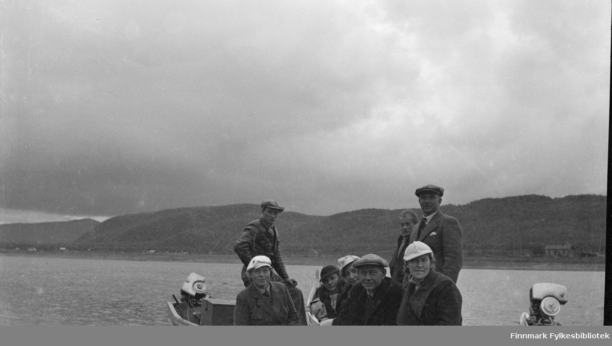 På Tanaelven midt på 1930-tallet. Sittende på båten fra venstre: Bergljot Andrå, Anna Valle, Laura Lorentsen, Oskar Alseen. Aslaug Alseen med Jørgen Skodje stående bak. Bårførerne ukjente.