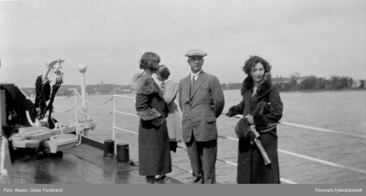 Vardø-folk i reise i Finland. Det ser ut at lærerne Aslaug Alseen, Jørgen Skodje og Laura Lorentsen er på båttur et sted i Sør-Finland, kanskje i Helsingfors.