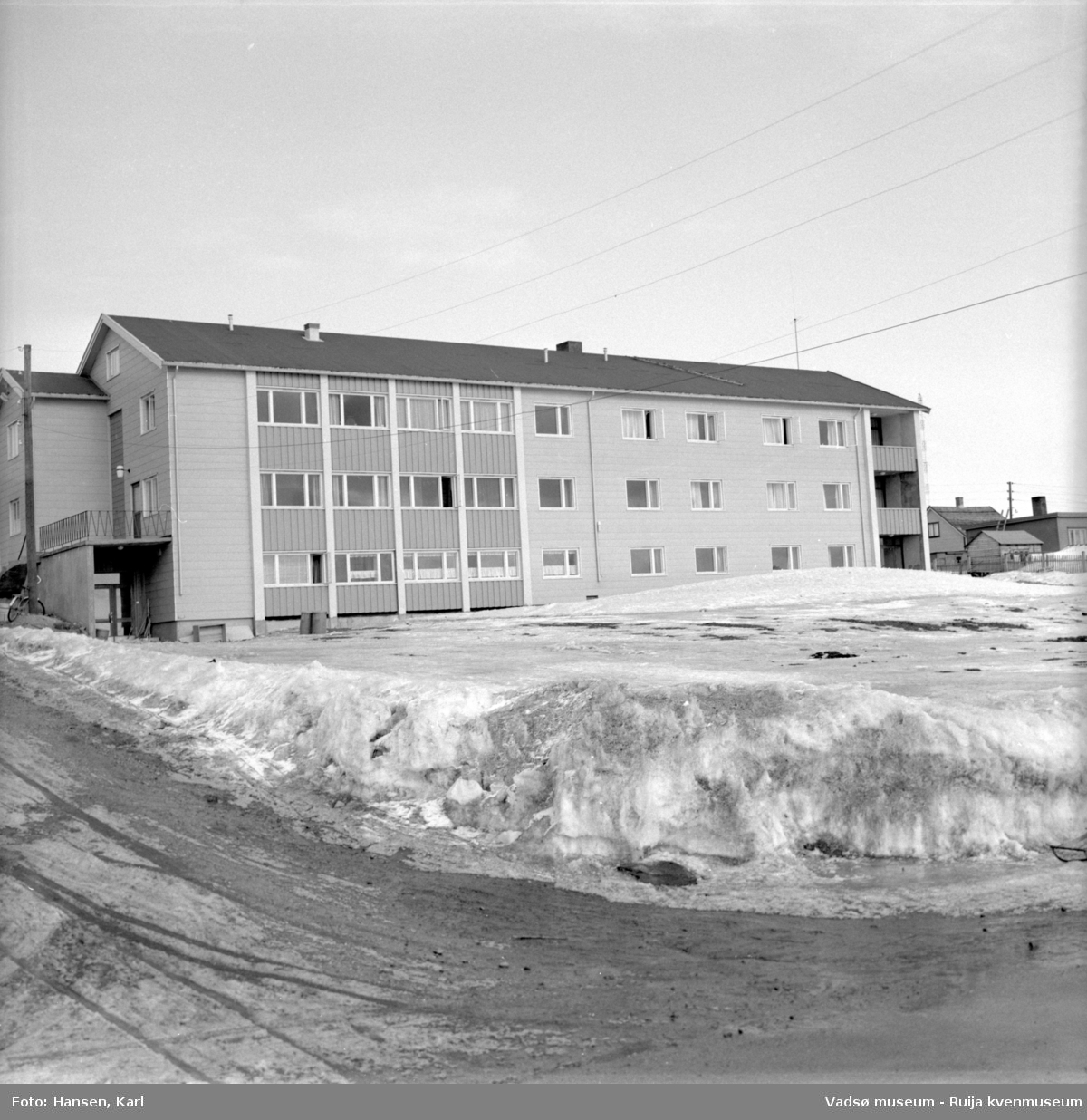 Eldrehjemmet Alders hvile, Nyborgveien-Damsveien i Vadsø, vinteren 1964.  Bygget ble oppført i 1962 v/Fylkesarkitekten og utvidet i 1977.  I 2011 ble bygningen ombygd/påbygd til leiligheter; Solsiden Borettslag.