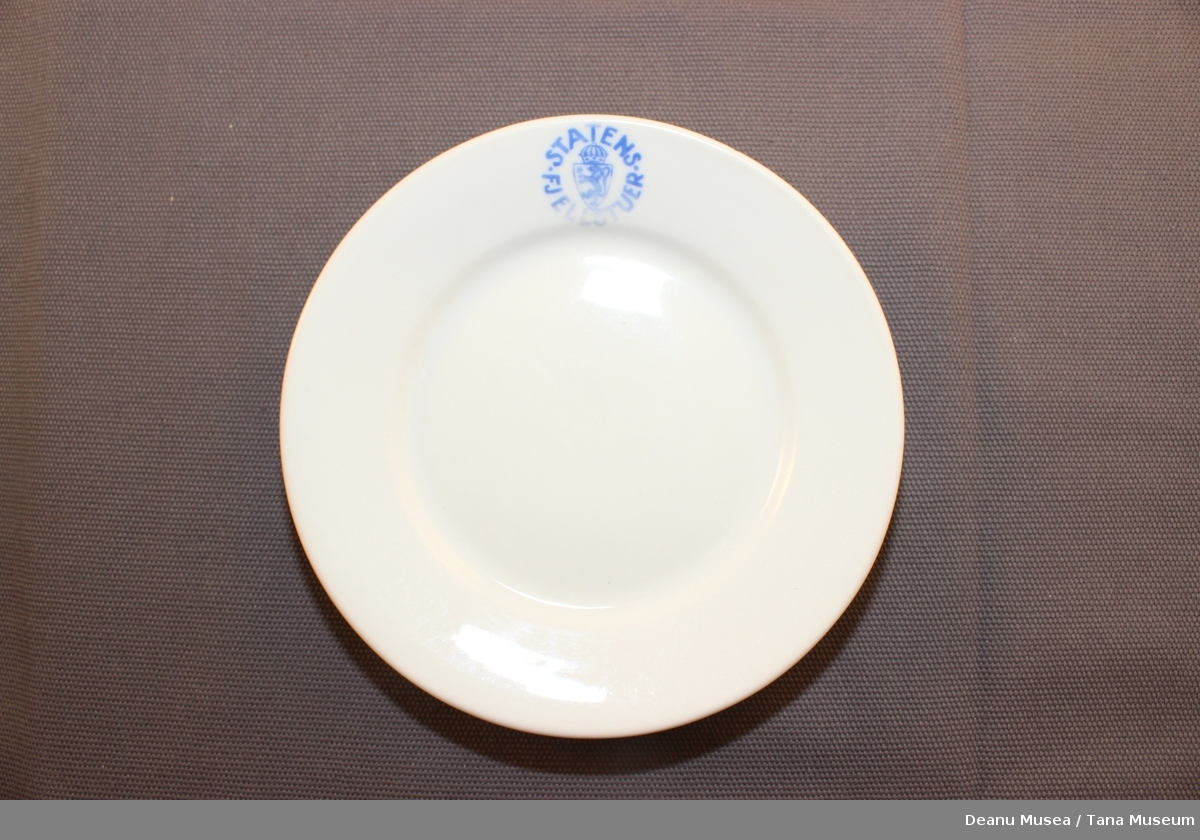 Hvit tallerkener med riksløven og Statens fjellstuer i blå skrift.