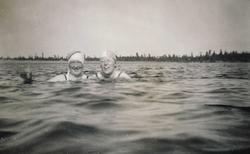 Gunvor Moe og Dagny Engelsen bader i Ivalosjøen på ferie i 1