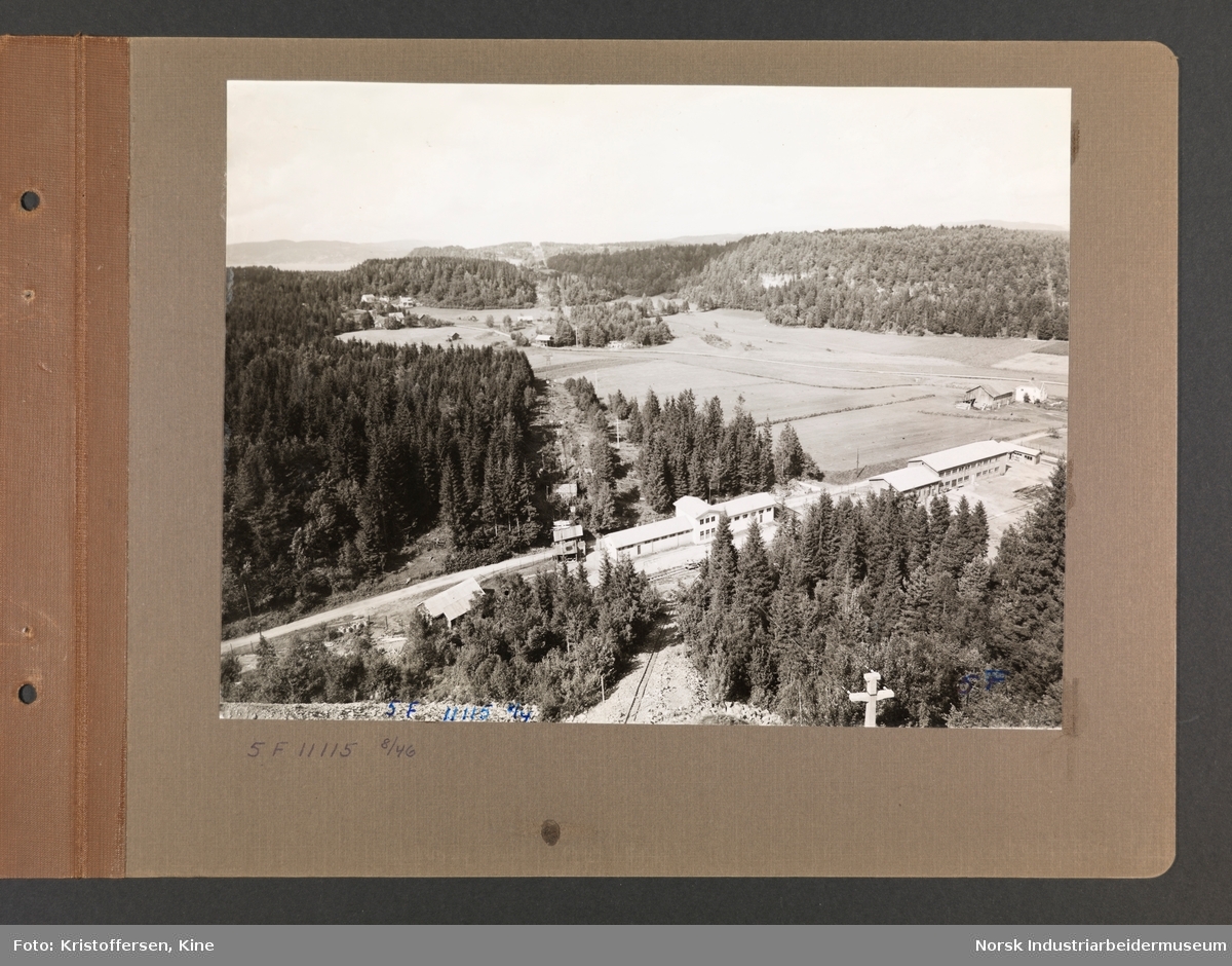 Fotoalbum med 50 sider og 66 innlimte fotografier fra Norsk Hydro på Herøya.