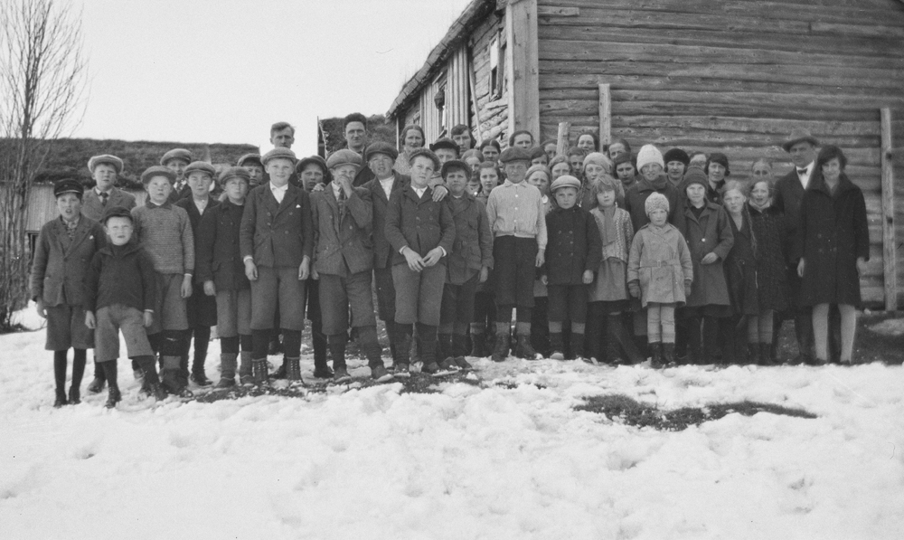 Elever fra Nes skole og voksne på påsketur i Kvanndalen i 1931.