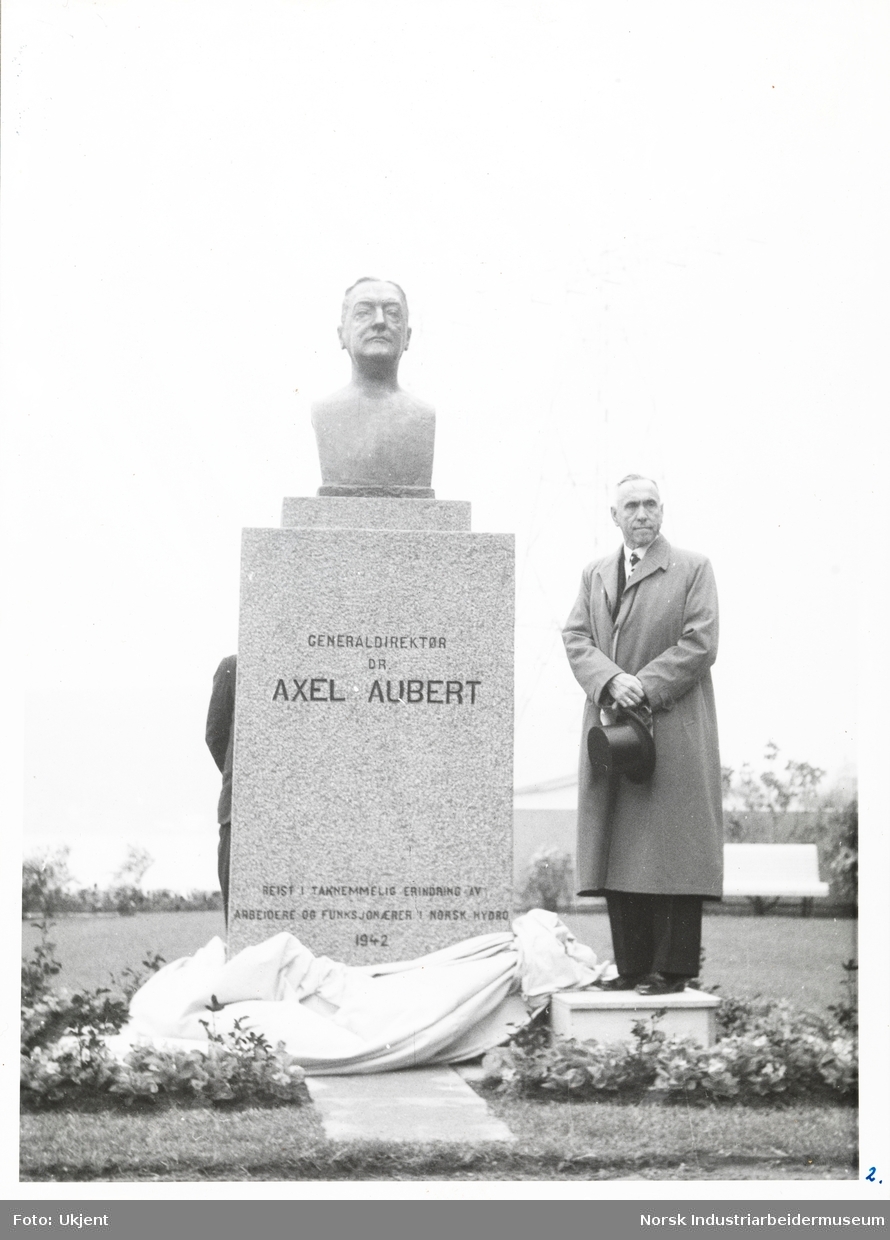 Avdukning. Statue av Norsk Hydros Generaldirektør Axel Aubert
