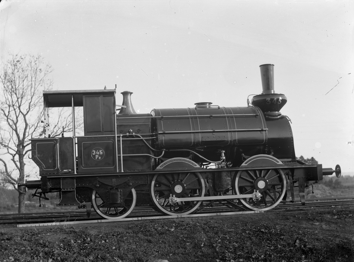 Statens Järnvägar, SJ Pb 345. Leveransfoto. Loket tillverkades av Nohab och hade högsta hastighet 60 km i timme. Loket var slopad 1908 och såld 1909 till skrot.