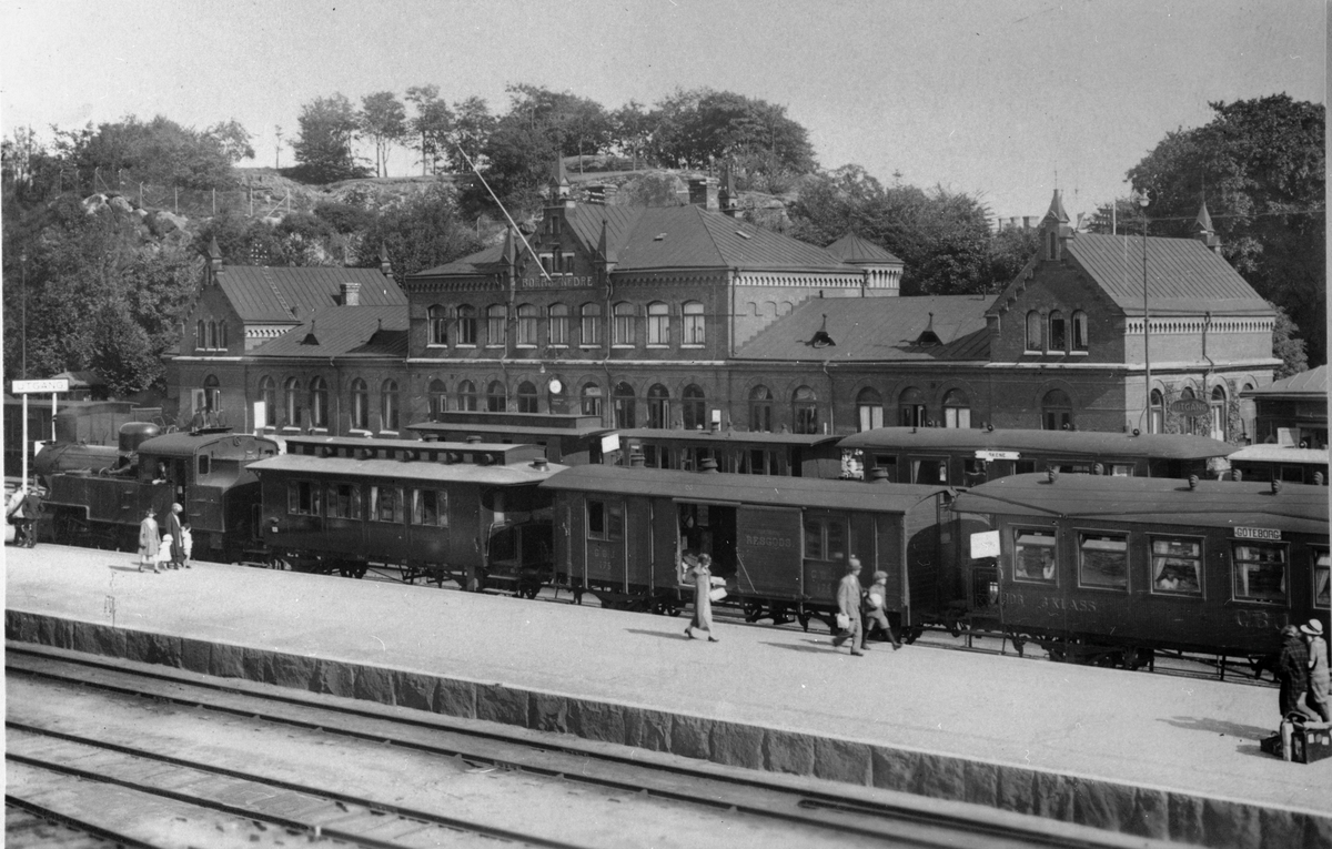 Centralstationen med Göteborg - Borås Järnväg, GBJ-tåg och Varberg - Borås Järnväg, WBJ-vagnar.