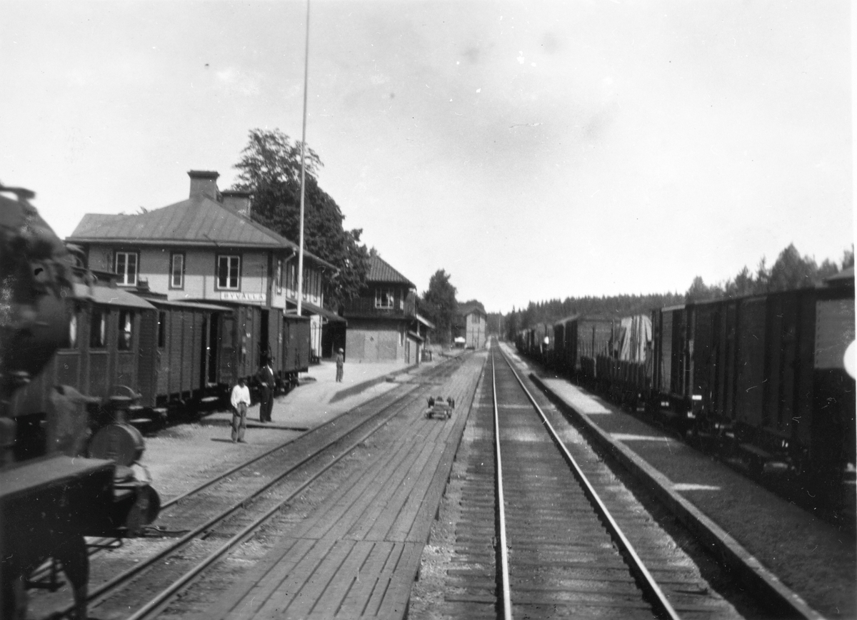 Byvalla järnvägsstation. Det vänstra spåret har två spårvidder, detta behövdes på grund av att den smalspåriga Byvalla-Långshyttan järnväg också trafikerade stationen.