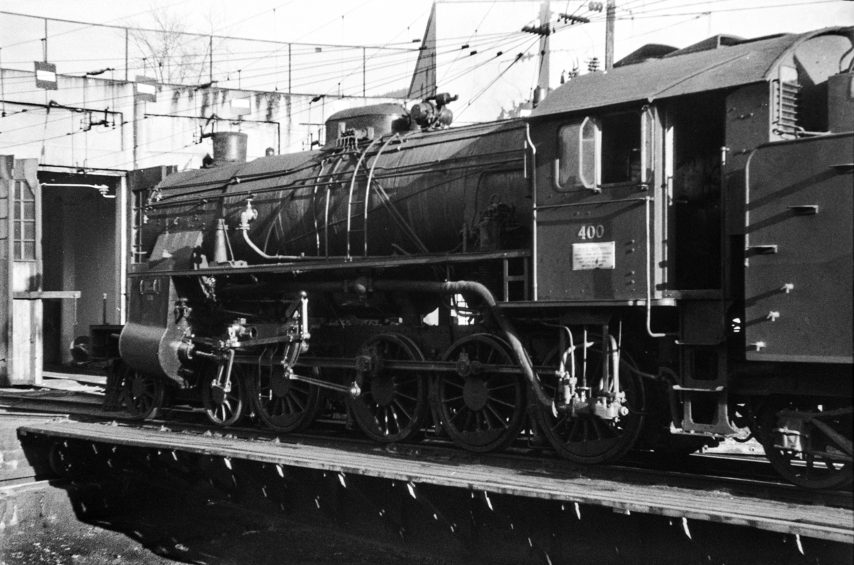 Damplokomotiv type 31b nr. 400 på svingskiven på Voss stasjon.
