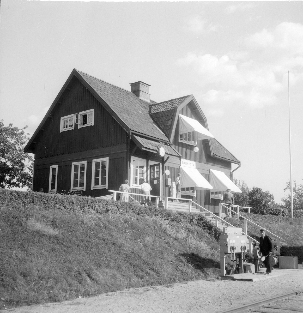 Balingsta station. Trafikplatsen anlades 1912. Ställverket tillkom 1938..