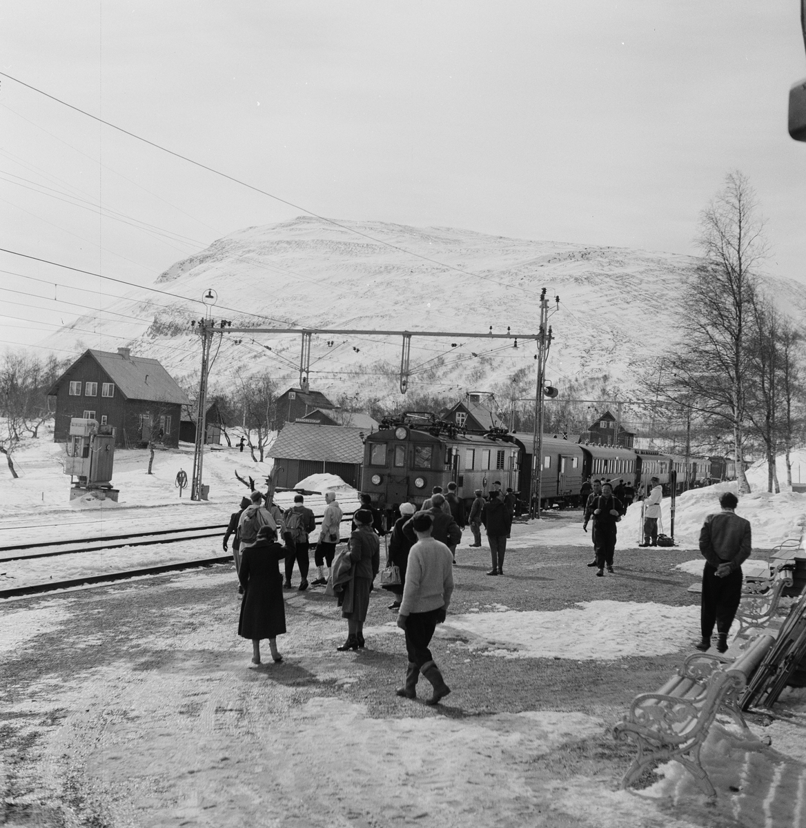 SJ Dg 368 med persontåg och Tåghemmet sammankopplat vid Björklidens järnvägsstation.