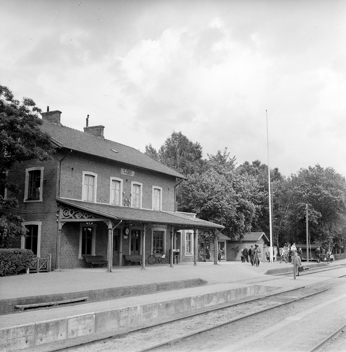 Sjöbo station byggd 1893. Tvåvånings stationshus i tegel.