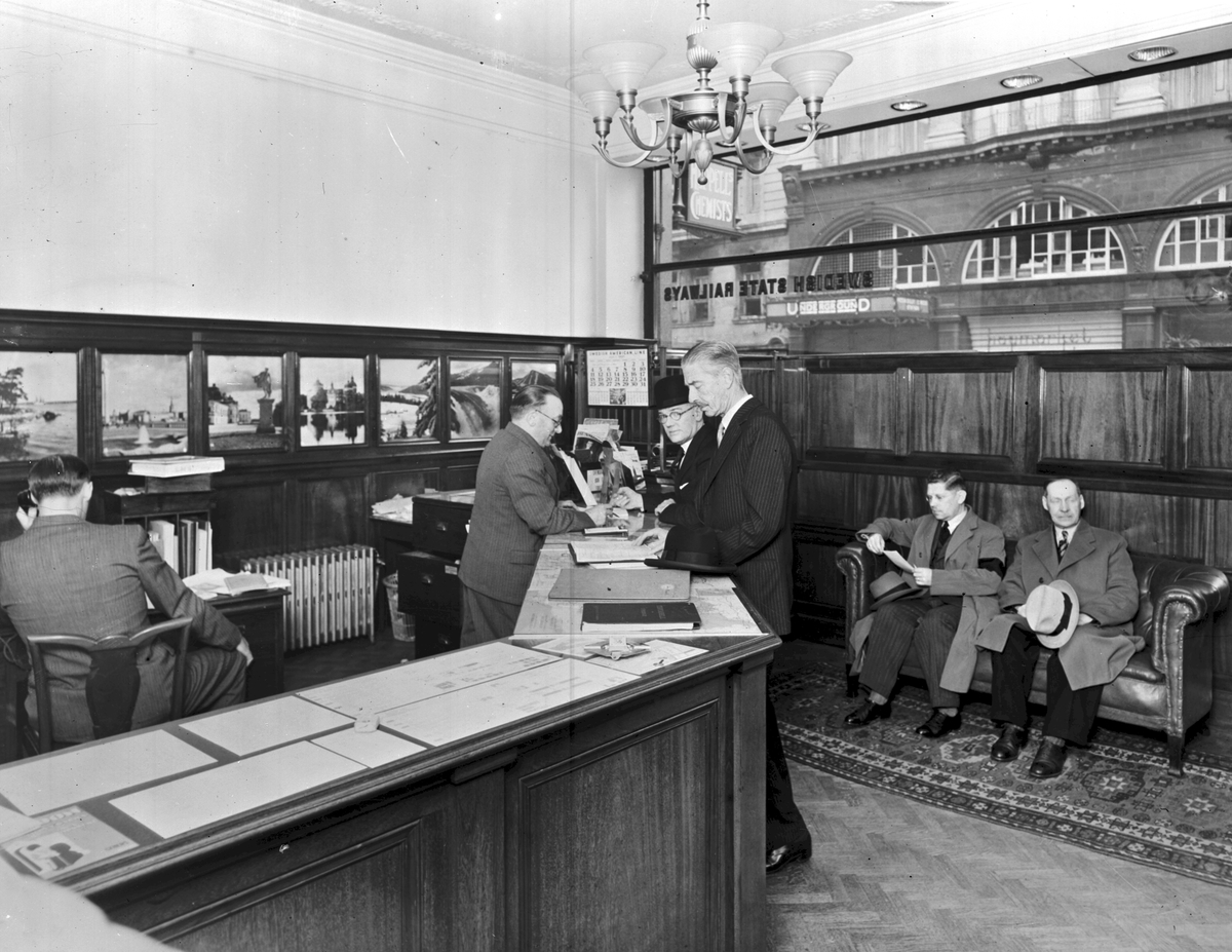 "Swedish Travel Bureau" på Coventry street i London.  Resebyrån öppnades 1921 av Svenska Turisttrafikförbundet men övertogs 1924 av SJ Resebyrå. I samband med övertagandet så bytte resebyrån namn till "Swedish Travel Bureau".