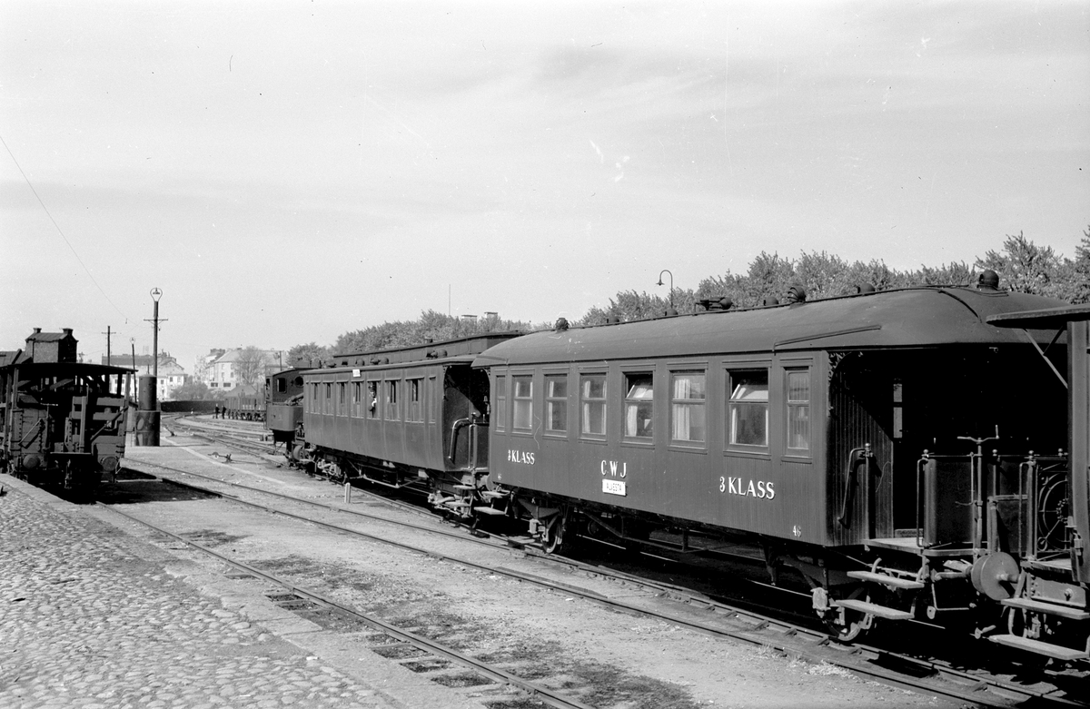 Karlskrona - Växjö Järnväg, CWJ vagn 46, på väg mot Alvesta.
Förstatligandet av WAJ och CWJ.