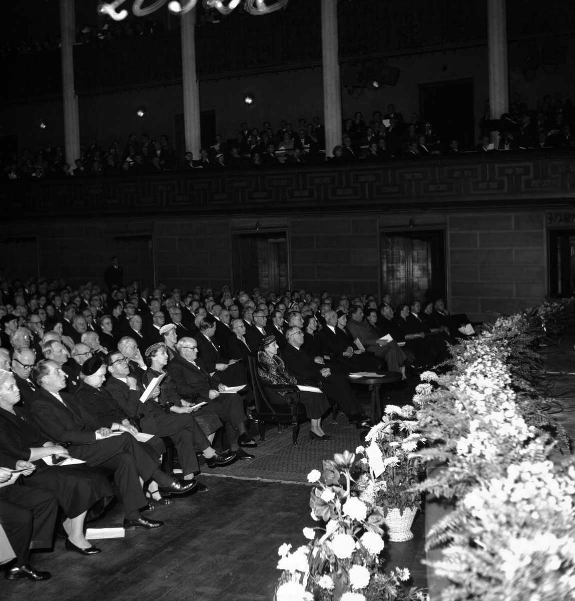 Jubileums avslutning i Konserthuset. Kung Gustaf VI Adolf och Drottning Louise, gäster och Statens Järnvägar SJ personal sitter i publiken.