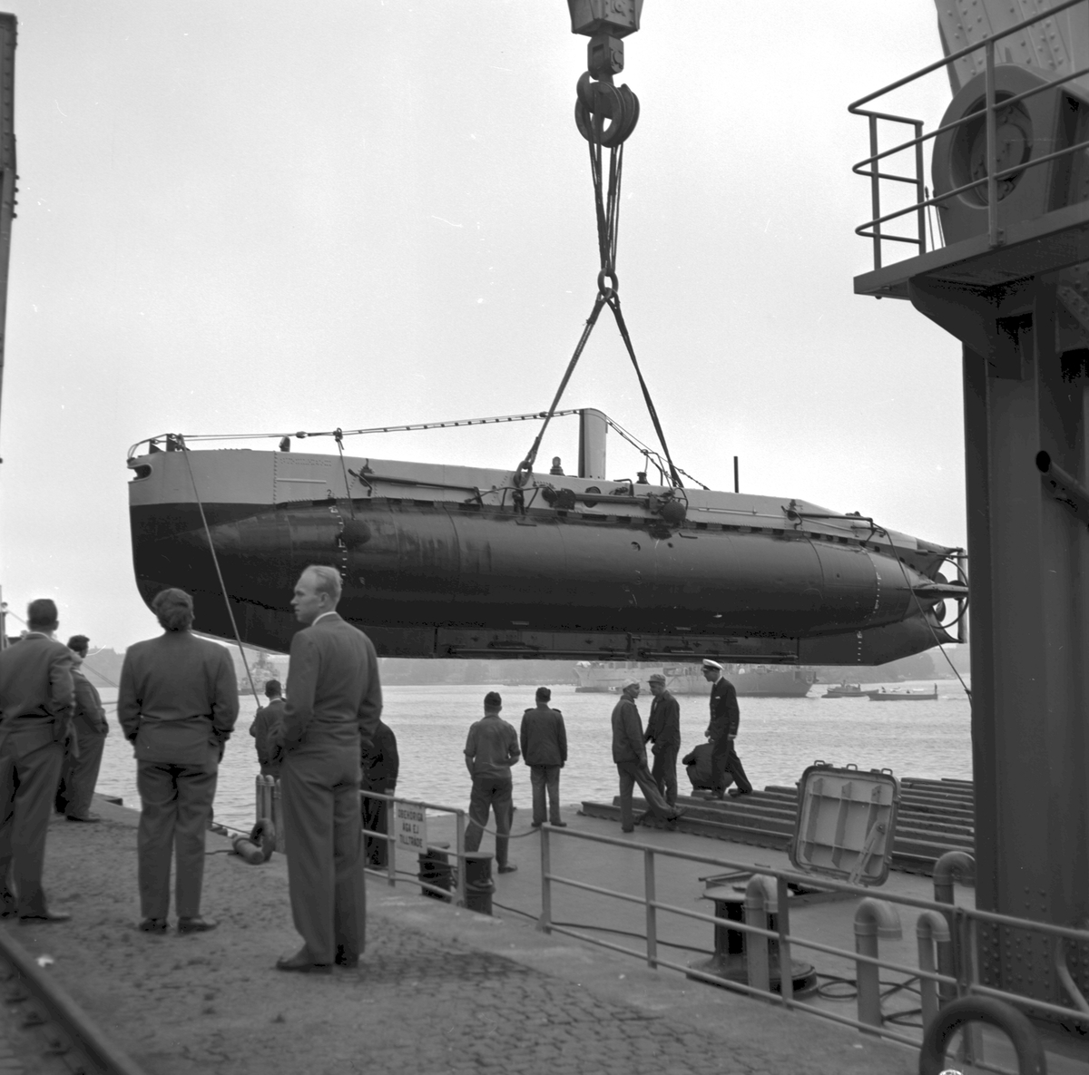 U-båten Spiggen transporteras till järnväg